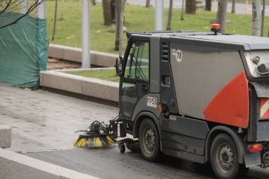 Bükreş, Romanya - 20 Aralık 2021: Yağmurlu bir kış gününde Bükreş 'te sokak temizleme aracı.