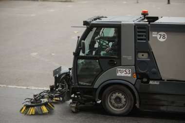 Bükreş, Romanya - 20 Aralık 2021: Yağmurlu bir kış gününde Bükreş 'te sokak temizleme aracı.