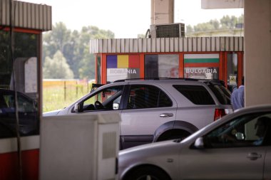 Giurgiu, Romanya - 1 Temmuz 2021: Bulgaristan ile Romanya arasındaki kara sınırı ve gümrük.