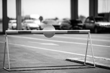 Romanya ile Bulgaristan arasındaki kara sınır kapısındaki otomobiller için yol engeli.
