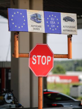 Giurgiu, Romanya - 1 Temmuz 2021: Bulgaristan ile Romanya arasındaki kara sınırı ve gümrük.