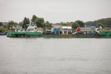 Braila, Romanya - 26 Ağustos 2021: Braila limanındaki Tuna Nehri üzerinden kamyon taşımak için feribot.