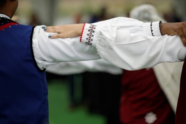 Braila, Romanya - 26 Ağustos 2021: Rumen geleneksel kostümlü kadın ve erkekler geleneksel bir dans sergilediler.