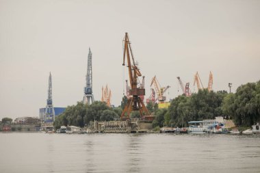Braila, Romanya - 26 Ağustos 2021: Tersanede ve Braila limanında vinç ve gemilerle ilgili ayrıntılar.