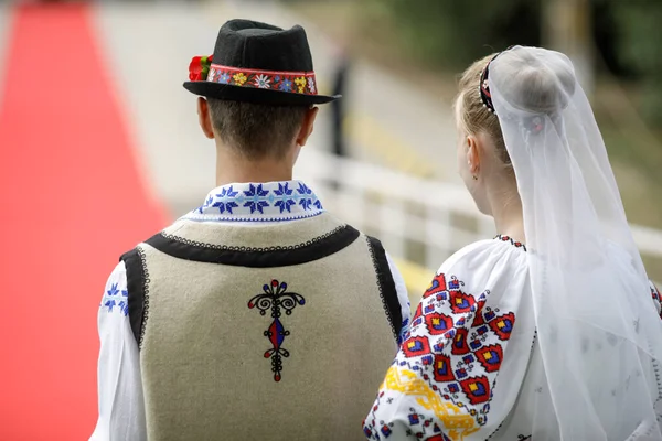 2021年8月26日 罗马尼亚布拉拉 一个身着罗马尼亚传统服装的男孩和一个女孩的浅浅的场 选择性聚焦 — 图库照片