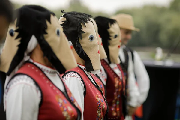 2021年8月26日 罗马尼亚布拉拉 身着罗马尼亚传统服装 戴着仪式式双面面具的女性表演传统舞蹈 — 图库照片