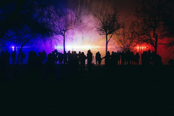 Bukareszt Rumunia Stycznia 2022 Ludzie Oglądają Filmują Pokaz Laserowy Nad — Zdjęcie stockowe
