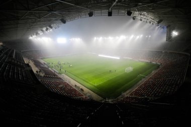 Bükreş, Romanya - 27 Kasım 2020: Bükreş 'teki Ghencea Stadyumu, sisli ve soğuk bir kış gecesinde.