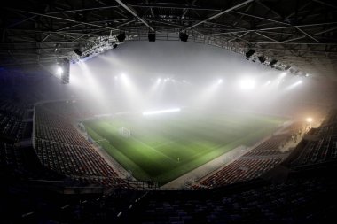 Bükreş, Romanya - 27 Kasım 2020: Bükreş 'teki Ghencea Stadyumu, sisli ve soğuk bir kış gecesinde.