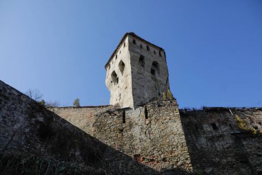 Sighisoara, Romanya - 30 Ekim 2021: Sighisoara Eski Kenti veya Kalesi 'ndeki kule).