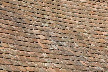 Transilvanya 'nın geleneksel sakson kil kiremitlerinin yüzeysel derinliği (seçici odak) ayrıntıları.