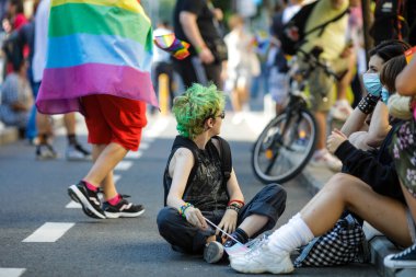 Bükreş, Romanya - 14 Ağustos 2021: Bükreş şehir merkezindeki Bükreş Gururuna insanlar katıldı.