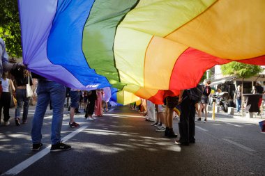 Bükreş, Romanya - 14 Ağustos 2021: Bükreş şehir merkezindeki Bükreş Gururuna insanlar katıldı.