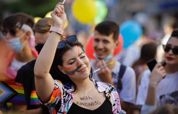 Bükreş, Romanya - 14 Ağustos 2021: Bükreş şehir merkezindeki Bükreş Gururuna insanlar katıldı.