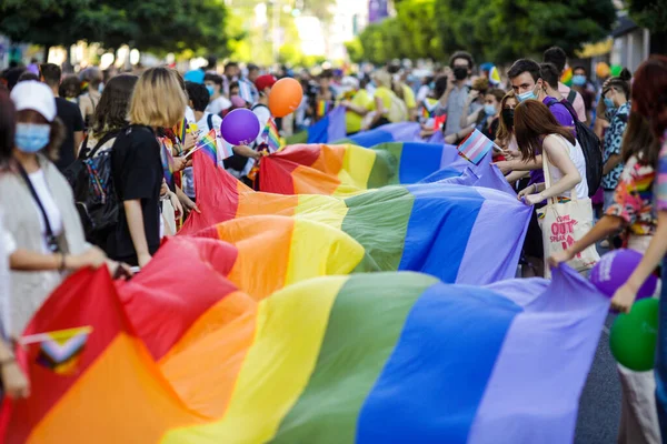 Bükreş, Romanya - 14 Ağustos 2021: Bükreş şehir merkezindeki Bükreş Gururuna insanlar katıldı.