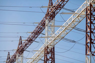 Romanya 'nın Bükreş kentindeki metal kutuplarla ilgili yüksek voltaj nakil hatları.