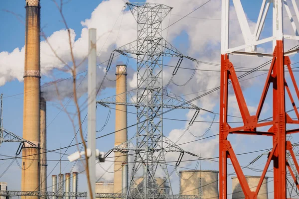 Romanya Nın Bükreş Kentindeki Metal Kutuplarla Ilgili Yüksek Voltaj Nakil — Stok fotoğraf