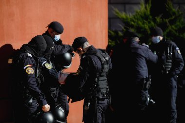 Bükreş, Romanya - 19 Ocak 2022: Romen Jandarması (çevik kuvvet polisi) bir protesto sırasında hazırlanıyor.