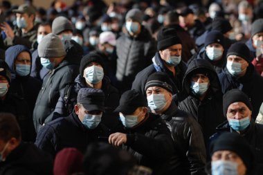 Bükreş, Romanya - 19 Ocak 2022: Bükreş Ulaştırma Toplumu çalışanları şirketin genel merkezi önünde protesto gösterisi düzenlediler.
