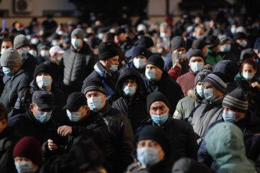 Bükreş, Romanya - 19 Ocak 2022: Bükreş Ulaştırma Toplumu çalışanları şirketin genel merkezi önünde protesto gösterisi düzenlediler.