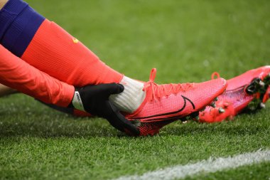 Bükreş, Romanya - 23 Ocak 2022: Sert bir mücadele sonrasında bileğini tutan futbolcuyla ilgili ayrıntılar.