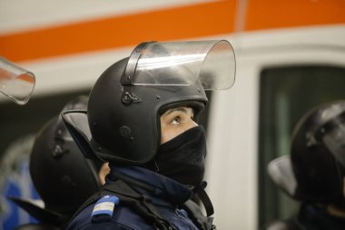 Bükreş, Romanya - 23 Ocak 2022: Romen Jandarması (çevik kuvvet polisi) futbol maçına hazırlanıyor.