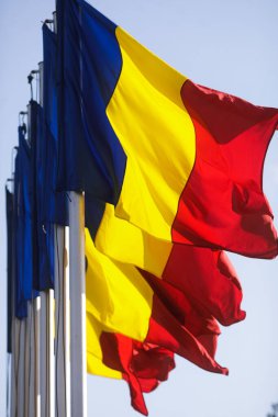 Romen bayrakları rüzgarda hareket ediyor.