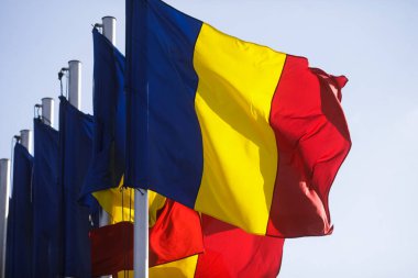 Romen bayrakları rüzgarda hareket ediyor.