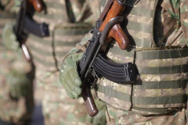 Bükreş, Romanya - 24 Ocak 2022: Halka açık bir törende ellerinde AK 47 otomatik tüfek bulunan Romen askerleriyle ilgili ayrıntılar.