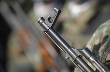 Bükreş, Romanya - 24 Ocak 2022: Halka açık bir törende ellerinde AK 47 otomatik tüfek bulunan Romen askerleriyle ilgili ayrıntılar.