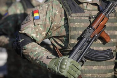 Bükreş, Romanya - 24 Ocak 2022: Halka açık bir törende ellerinde AK 47 otomatik tüfek bulunan Romen askerleriyle ilgili ayrıntılar.
