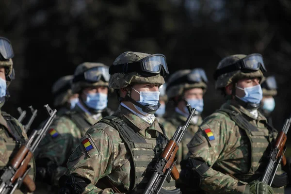 Bukareszt Rumunia Stycznia 2022 Szczegóły Rumuńskimi Żołnierzami Trzymającymi Karabiny Automatyczne — Zdjęcie stockowe