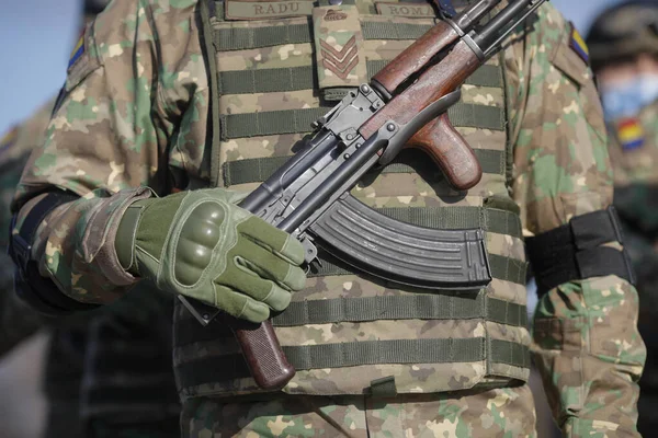 罗马尼亚布加勒斯特 2022年1月24日 公开仪式上罗马尼亚士兵手持Ak 47自动步枪的细节 — 图库照片