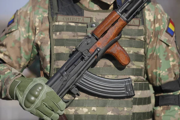 ルーマニア ブカレスト 2022年1月24日 公式中にルーマニア兵がAk 47自動小銃を所持 — ストック写真
