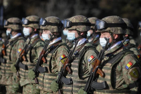 Bukareszt Rumunia Stycznia 2022 Szczegóły Rumuńskimi Żołnierzami Trzymającymi Karabiny Automatyczne — Zdjęcie stockowe