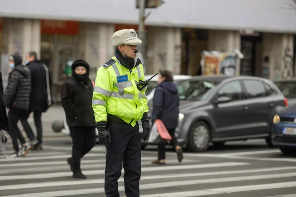 罗马尼亚布加勒斯特 2022年2月2日 罗马尼亚公路警察在冬季繁忙的街道上管理交通 — 图库照片