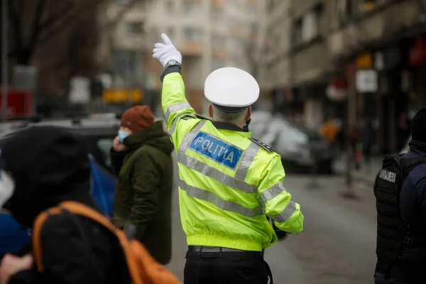 Bucarest Rumania Febrero 2022 Agente Policía Vial Rumano Gestiona Tráfico —  Fotos de Stock