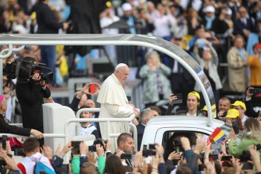 Iasi, Romanya - 1 Haziran 2019: Papa Francis Romanya 'ya yaptığı ilk ziyarette Papa' dan kalabalığa el sallıyor.