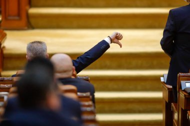 Milletvekili meslektaşlarına yasa tasarılarını nasıl oylayacaklarını işaret ediyor.
