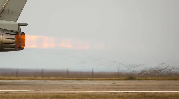 Detaljer Med Utmattning Militär Jetplan Motor När Lyfter Från Asfalterad — Stockfoto