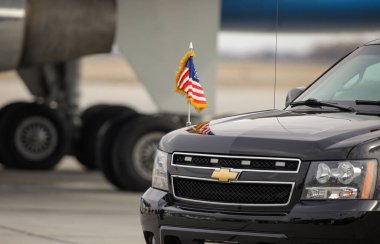 Otopeni, Romanya - 11 Mart 2022: ABD Başkan Yardımcısı Chevy Suburban Limuzin.