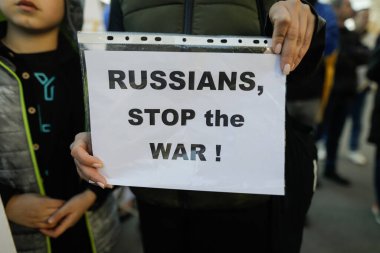 Romanya 'nın Bükreş kentinde düzenlenen savaş karşıtı protesto sırasında elinde savaş karşıtı, Ukrayna yanlısı ve Rusya karşıtı pankart bulunan Ukraynalı bir kadının elleriyle ilgili ayrıntılar.