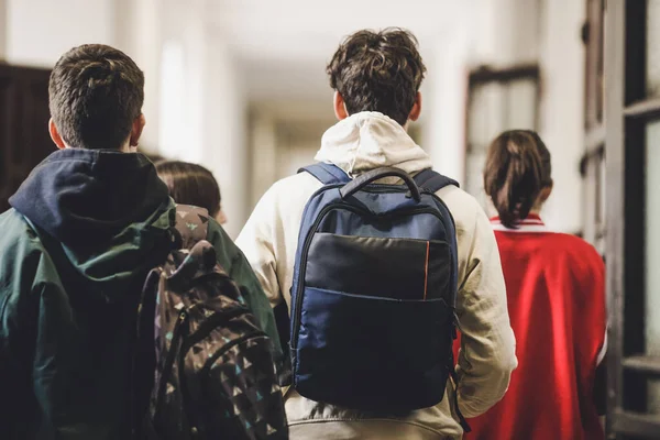 Bükreş, Romanya - 11 Nisan 2022: Tatil sırasında Bükreş 'teki eski bir lisenin koridorunda lise öğrencileri.