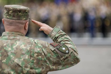 Bükreş, Romanya - 28 Nisan 2022: Romen kara kuvvetleri halka açık bir törende asker selamı verdi.