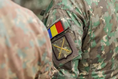 Bükreş, Romanya - 28 Nisan 2022: Romanya Kara Kuvvetleri pazubandı (brassard, kolluk, kolluk).