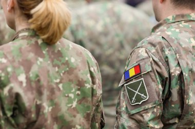 Bükreş, Romanya - 28 Nisan 2022: Romanya Kara Kuvvetleri pazubandı (brassard, kolluk, kolluk).