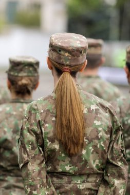 Bükreş, Romanya - 28 Nisan 2022: Romen kadın kara kuvvetleri askeri halka açık bir törene katıldı.