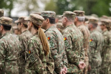 Bükreş, Romanya - 28 Nisan 2022: Romen kadın kara kuvvetleri askeri halka açık bir törene katıldı.