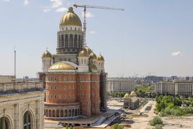 Bükreş, Romanya - 27 Nisan 2021: Güneşli bir günde Parlamento Sarayı yakınlarındaki Catedrala Mantuirii Neamului (Halk Kurtuluş Katedrali) inşaat sahası.