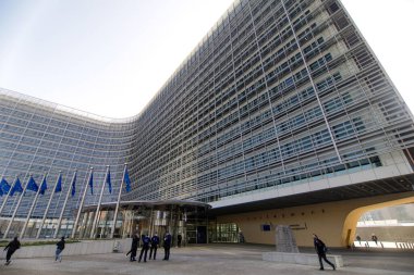 Brüksel, Belçika - 25 Mart 2021: Brüksel 'deki Avrupa Komisyonu binasının genel değerlendirmesi.